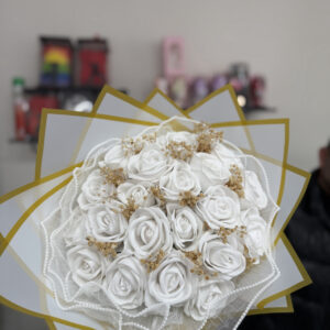 21’Li Yapay Beyaz Gül Buket