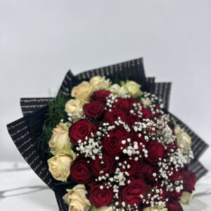 41 Adet Beyaz ve Kırmızı Güllerden Siyah Buket